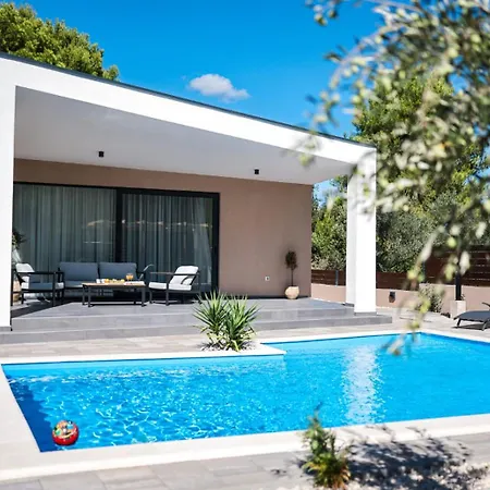 Regina Villa *