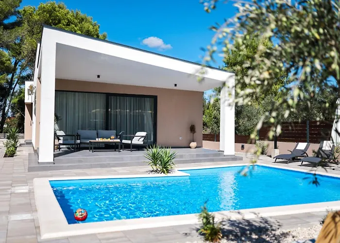 Regina Villa *